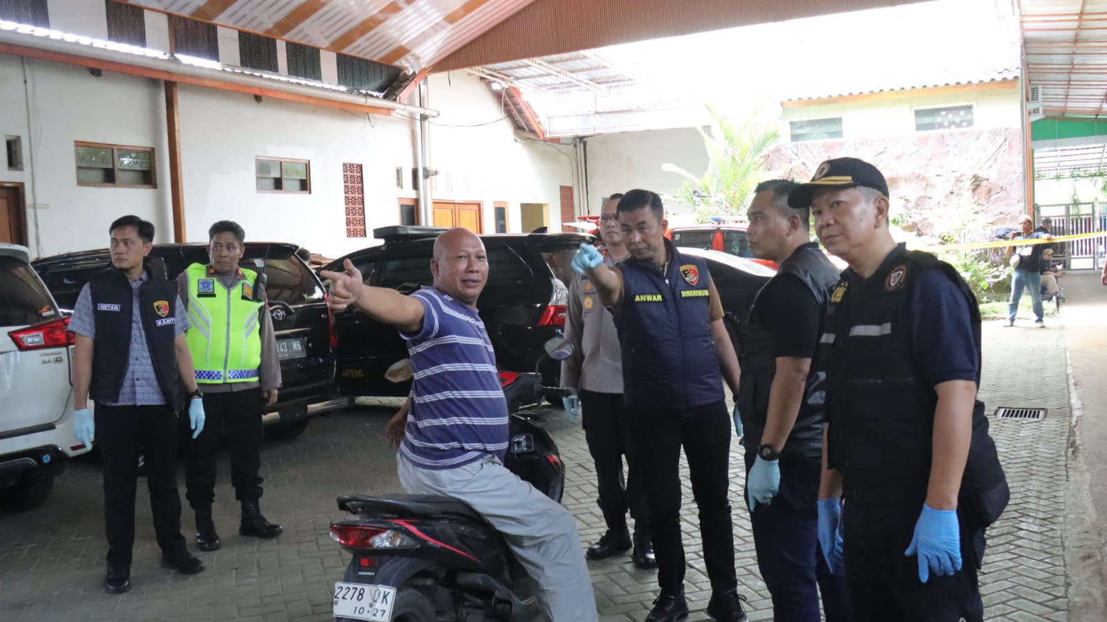OLAH TKP: Boim menggambarkan posisi pelaku ketika melepaskan tembakan, dalam olah TKP, Minggu (15/2/2026).