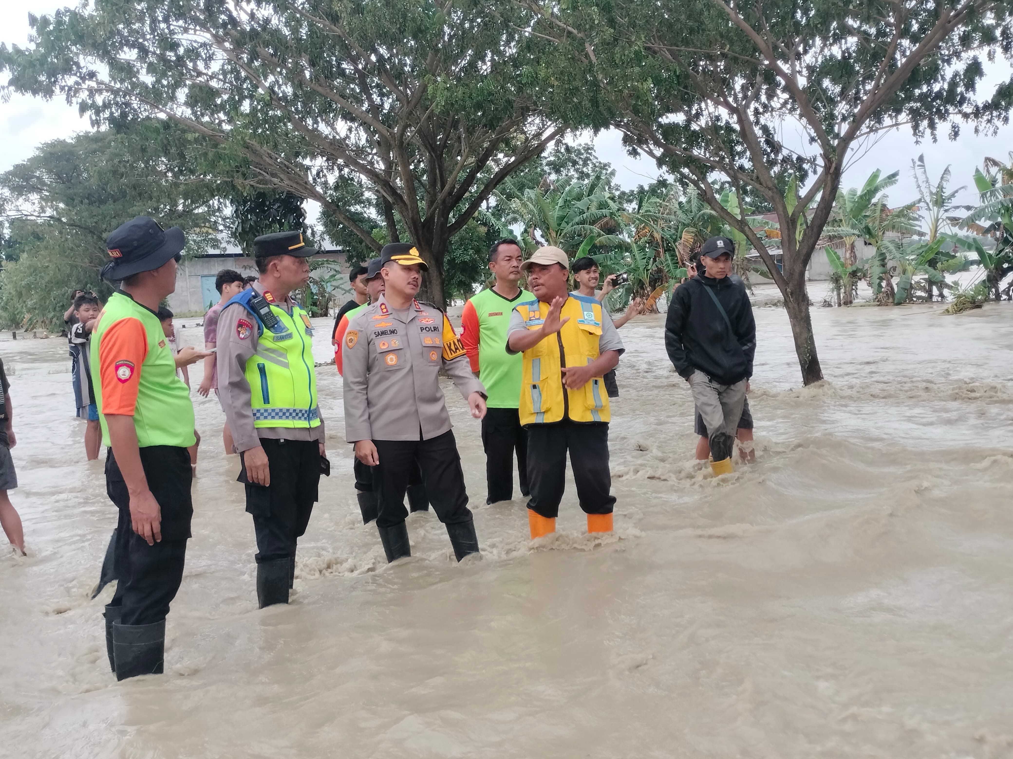 Kapolres Demak AKBP Arrizal Samelino meninjau jalur Kebonagung Purwodadi yang terendam banjir. (Wahibpribadi)