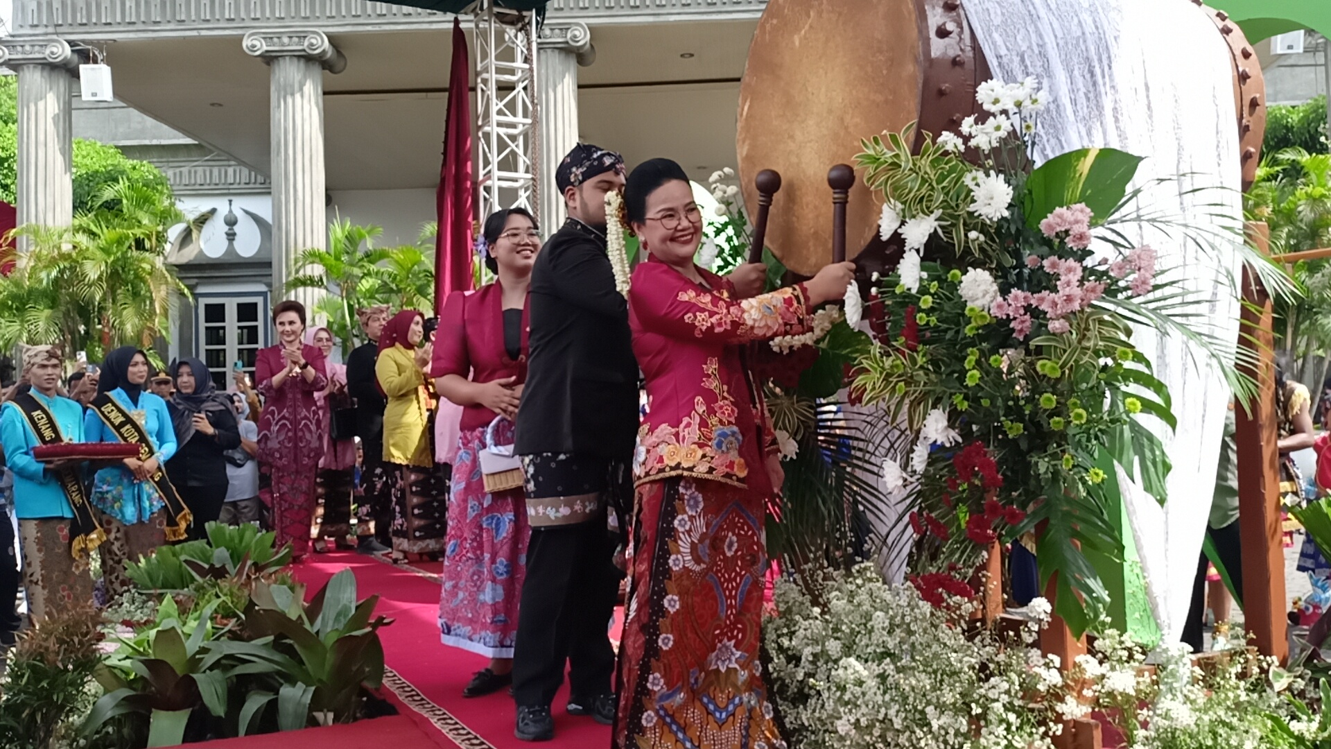PUKUL BEDUG : Wali Kota Semarang, Agustina Wilujeng memukul bedug tanda datangnya bulan suci Ramadan.