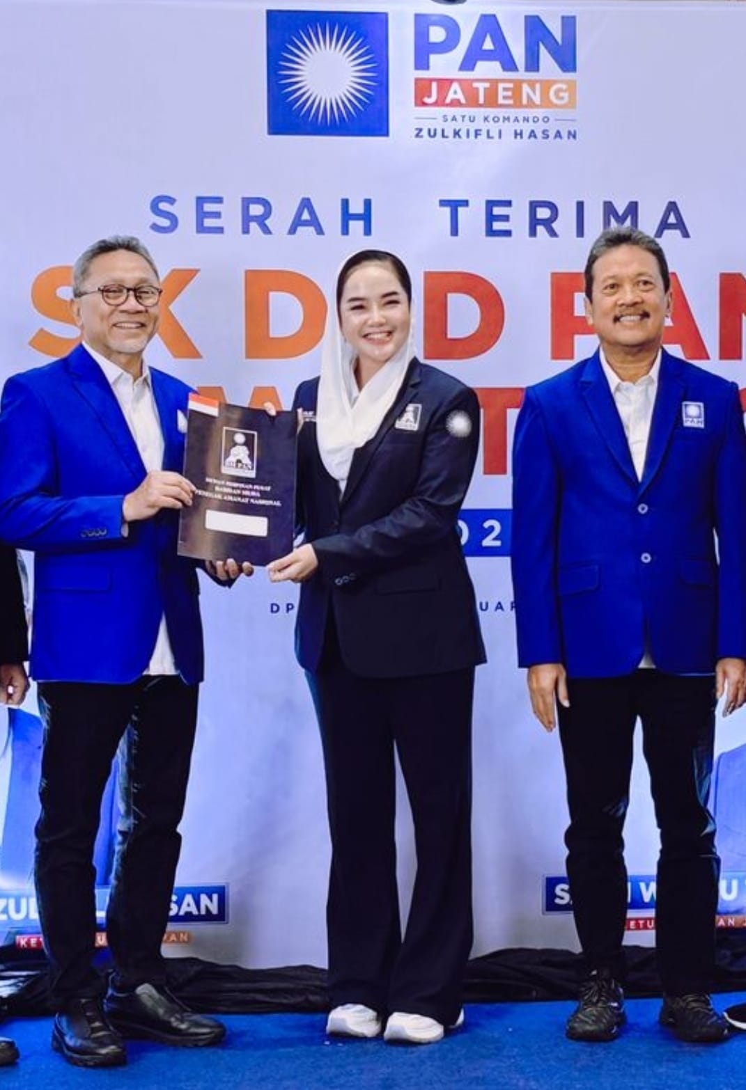 Penyerahan SK DPW BM PAN JATENG yg diserahkan langsung oleh ketua umum PAN Zulkifli Hasan didampingi ketua DPW PAN Jateng Sakti Wahyu Trenggono kepada ketua DPW BM PAN masa bakti 2025 - 2030.