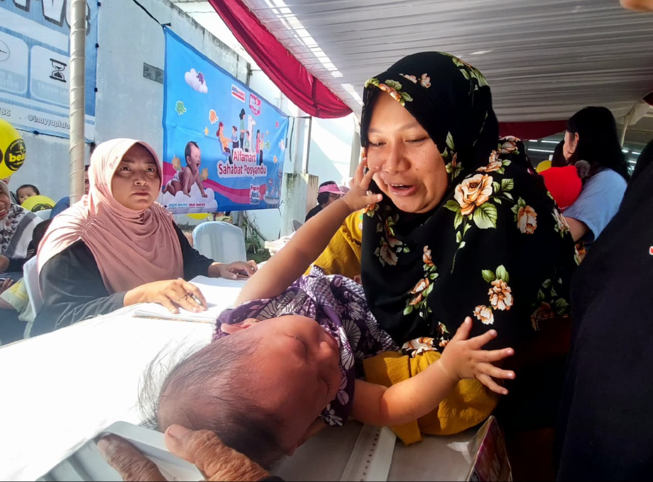 Alfamart bersama Baby Happy memperkuat kolaborasi dalam program Alfamart Sahabat Posyandu, berlangsung di Gerai Alfamart Kaligading, Dusun Krajan, Kaligading Boja, Kabupaten Kendal, Sabtu (14/2/2026).