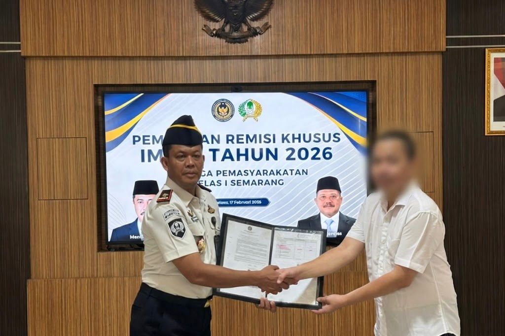 Kepala Lapas Kelas I Semarang Ahmad Tohari  saat menyerahkan SK Remisi Khusus Hari Imlek pada napi kasus narkoba, HK, Selasa (17/2/2026).