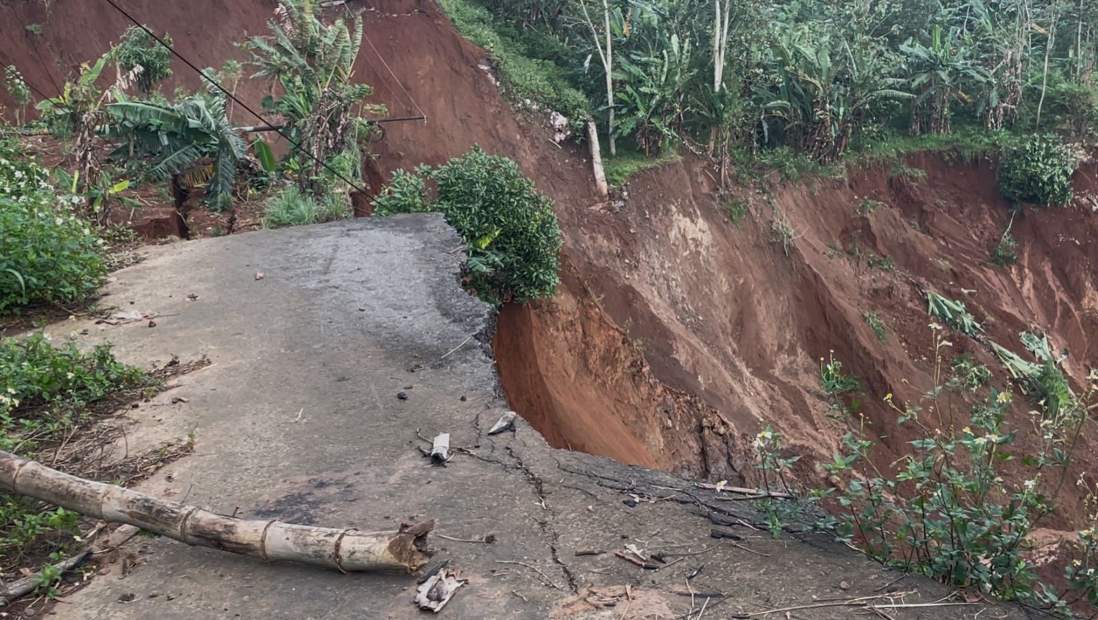 Ruas jalan penghubung Kabupaten Semarang dengan Demak di Desa Kalongan, Ungaran Timur yang terputus akibat longsor. Maria Novena/Jawa Pos Radar Semarang