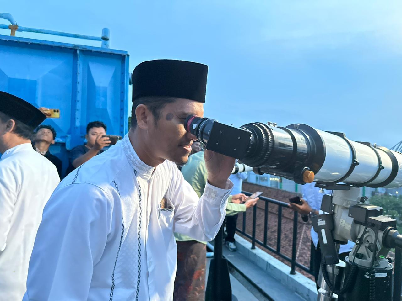 Masyarakat memantau hilal penentuan Ramadhan 1447 Hijriyah di Planetarium UIN Walisongo, Selasa (17/2/2026).