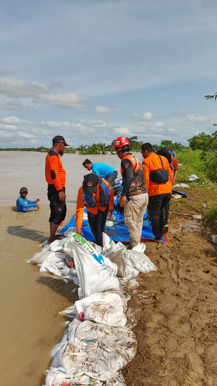 Penanganan darurat tanggul jebol di Grobogan dengan sandbag.