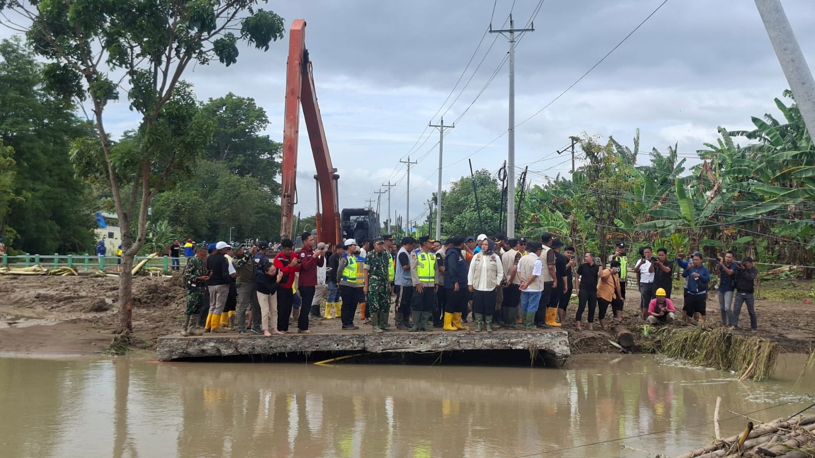 Jalan utama penghubung Semarang menuju Grobogan yang terputus total akibat banjir akan disambung dengan jembatan sementara.