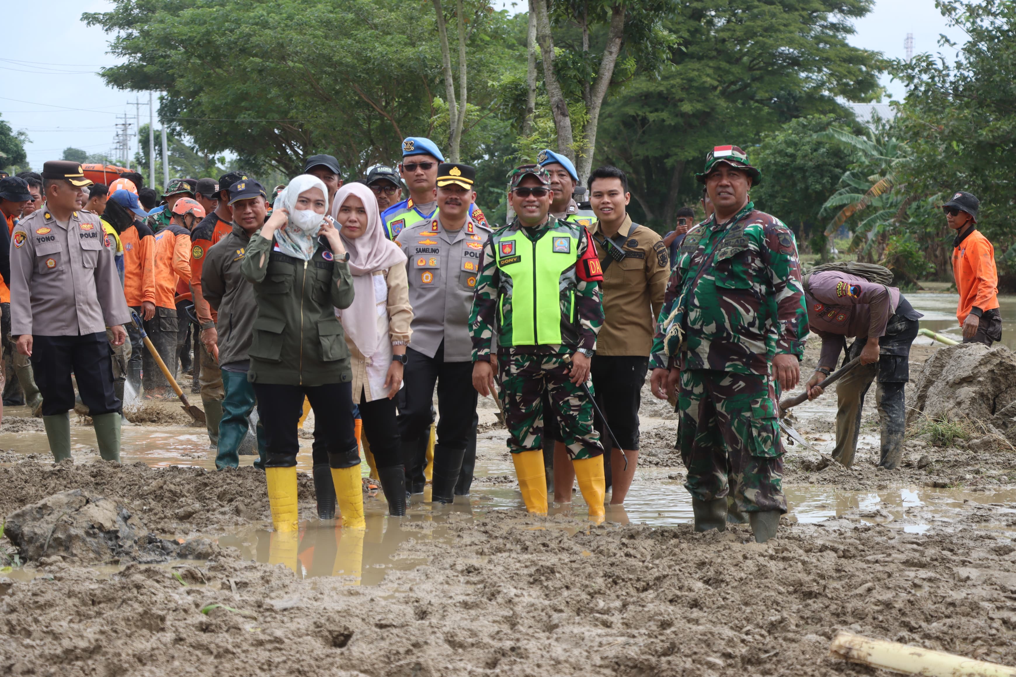 Bupati Demak dr Eistianah meninjau lokasi dampak tanggul sungai Tuntang yang jebol di Kebonagung  (Wahibpribadi)