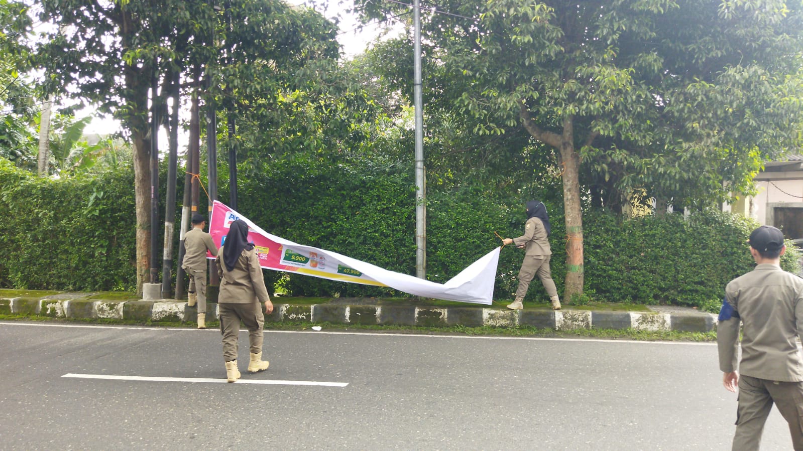 Satpol PP Kabupaten Semarang saat copot reklame di wilayah Ungaran. Maria Novena/Jawa Pos Radar Semarang