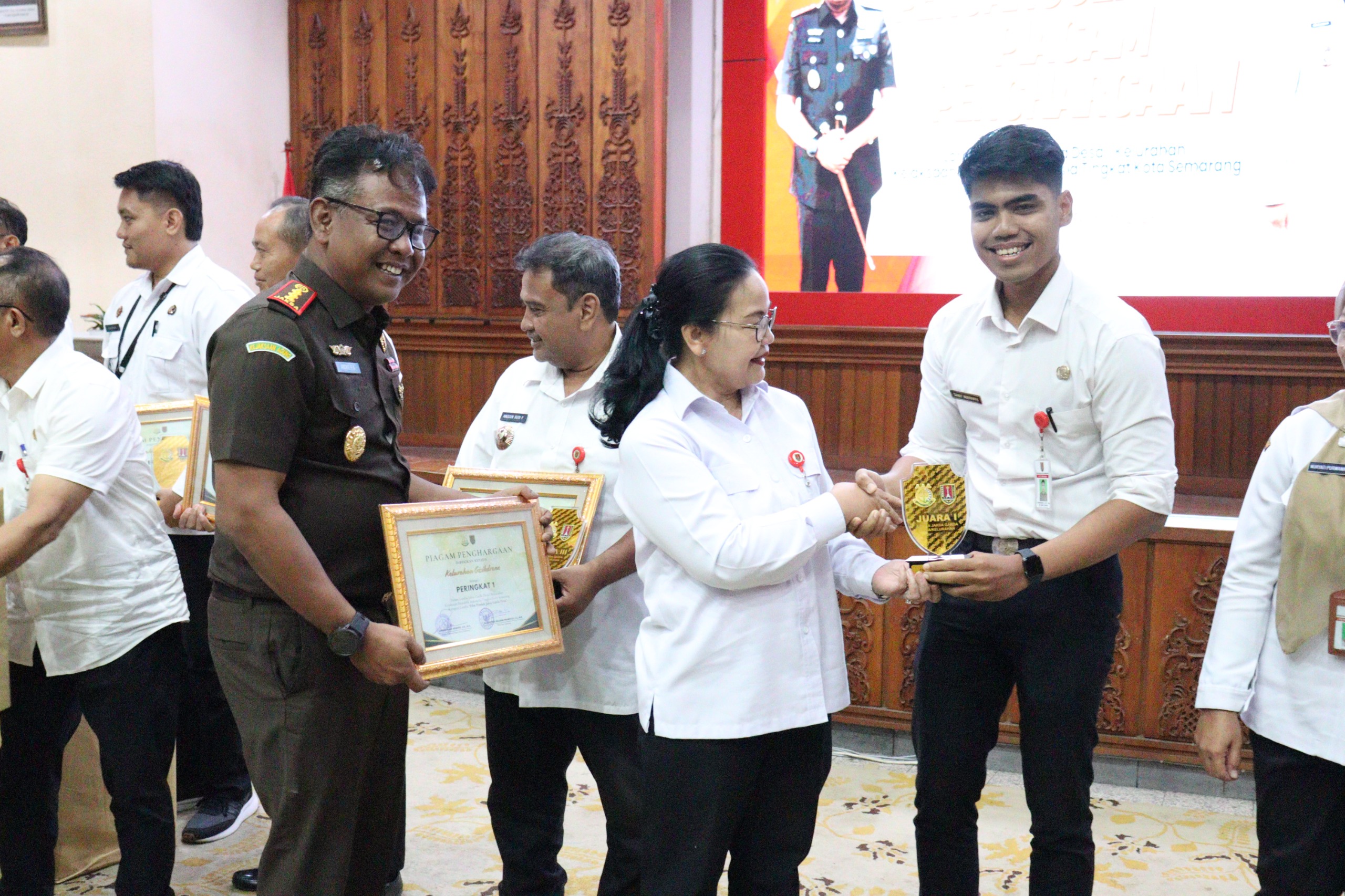 Kepala Kejari Kota Semarang Andhie Fajar Arianto bersama Wali Kota Semarang Agustina Wilujeng Pramestuti saat memberikan penghargaan dan hadiah pemenang lomba Jaga Desa, Rabu (18/2/2026).