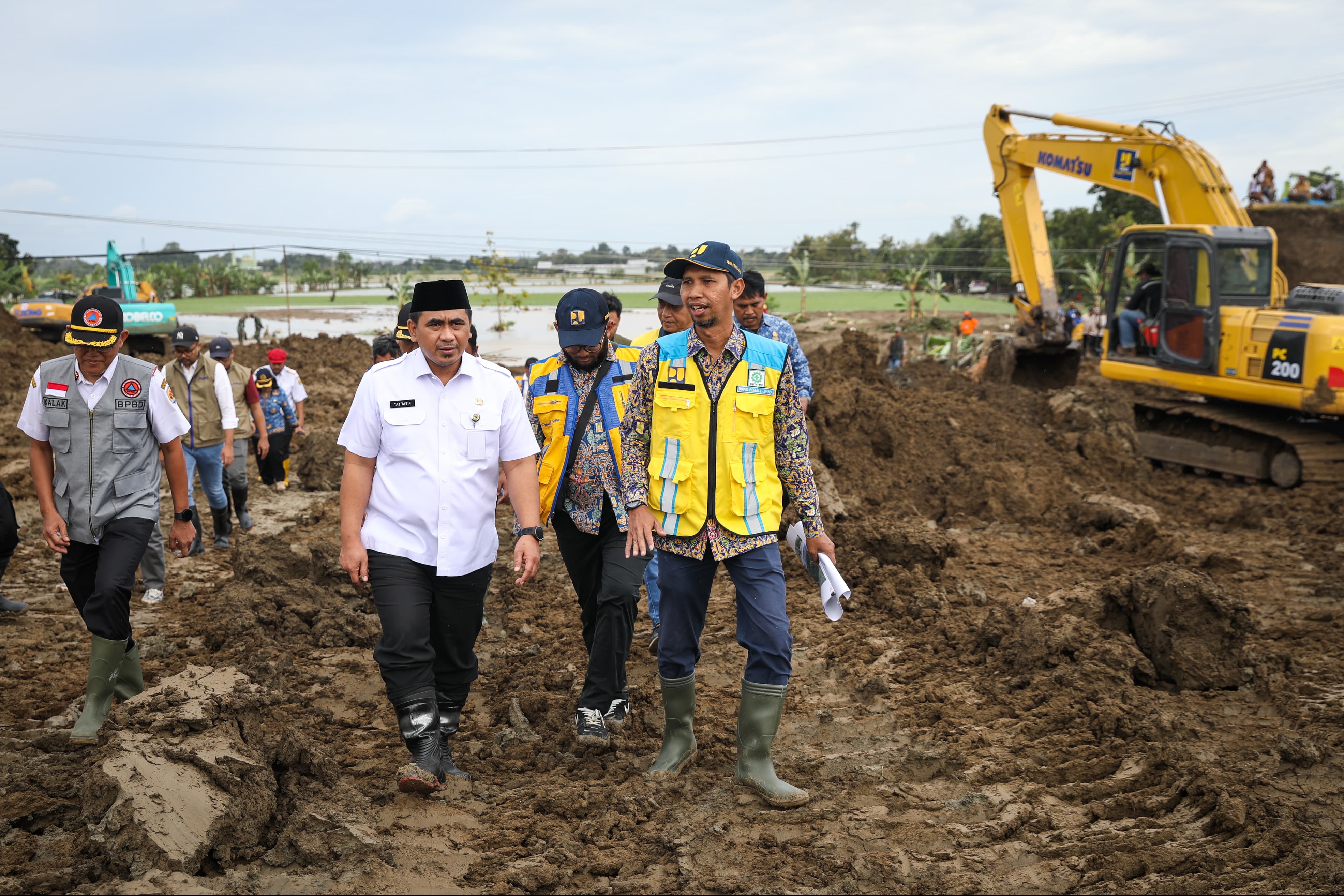 Wakil Gubernur Jawa Tengah, Taj Yasin Maimoen, meninjau langsung progres perbaikan tanggul Sungai Tuntang yang jebol
