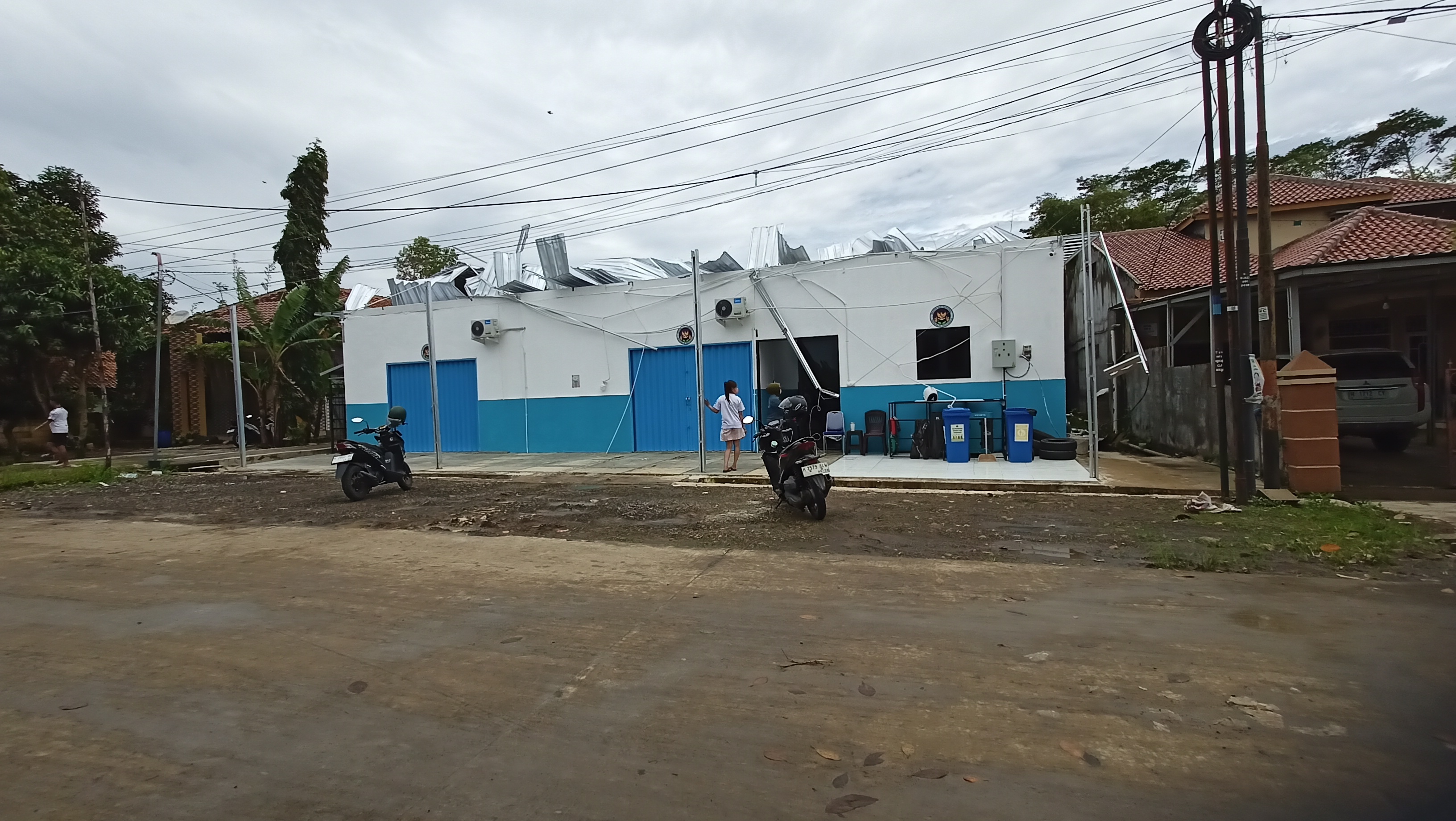 RUSAK PARAH : Atap gedung MBG Mangkang Kulon rusak parah diterpa angin kencang.