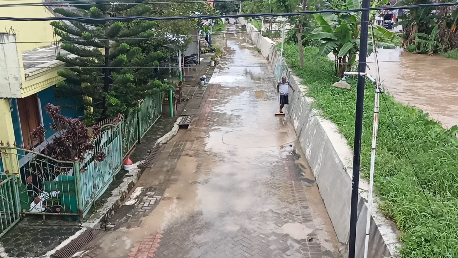 LIMPAS KE PERKAMPUNGAN: Debit air Sungai Plumbon yang tinggi melimpas ke perkampungan yang ada di Kelurahan Mangkang Kulon.