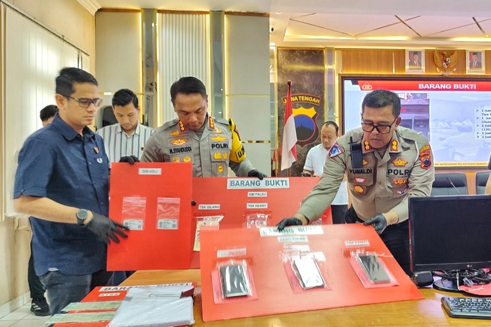 Berbagi baran bukti hasil penyidikan pengembangan kasus kecelakaan bus cahaya trans di tol Semarang