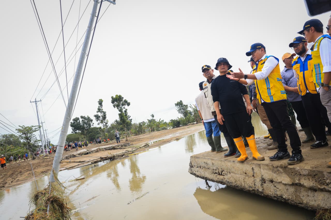 Gubernur Ahmad Luthfi saat meninjau lokasi tanggul Sungai Tuntang yang jebol di Desa Tinanding, Kecamatan Godong, Kabupaten Grobogan, Selasa, 17 Februari 2026.