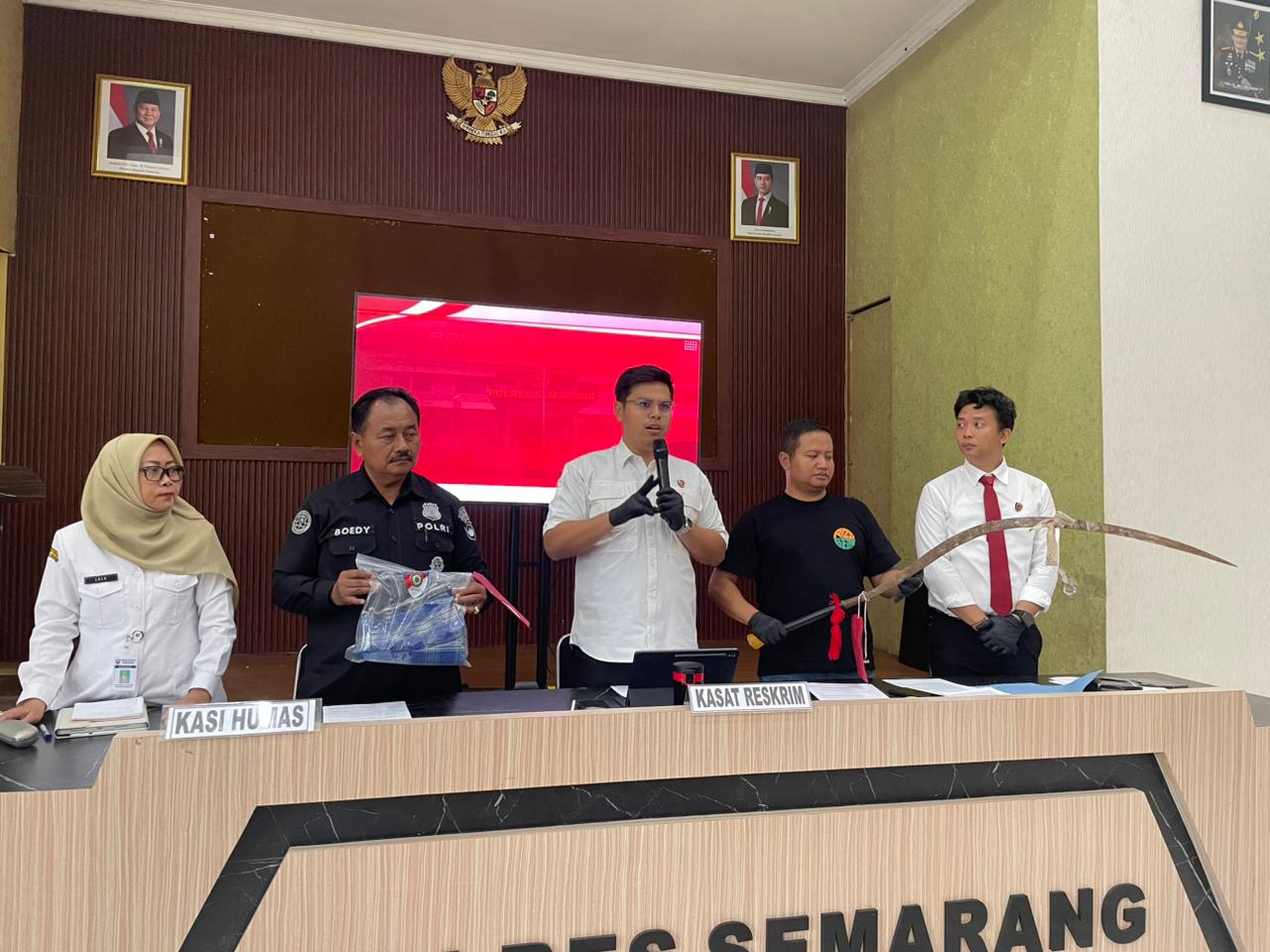Kasat Reskrim Polres Semarang AKP Bodia Teja Lelana menunjukkan barang bukti berupa celurit. Maria Novena/Jawa Pos Radar Semarang
