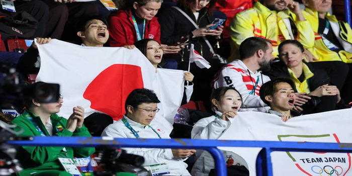 Miura Rika dan Kihara Ryuichi (kiri atas) serta Nagaoka Yuna dan Moriguchi Sumishi (kanan bawah) memberi dukungan untuk Nakai Ami selama program pendek putri di Milan Ice Skating Arena pada 17-2-2026.