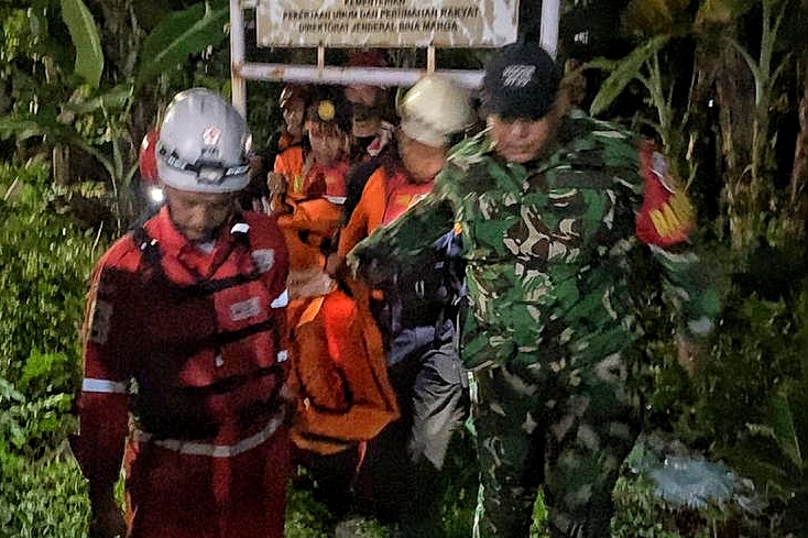 Tim gabungan mengevakuasi korban bocah tenggelam di sungai Silandak Semarang