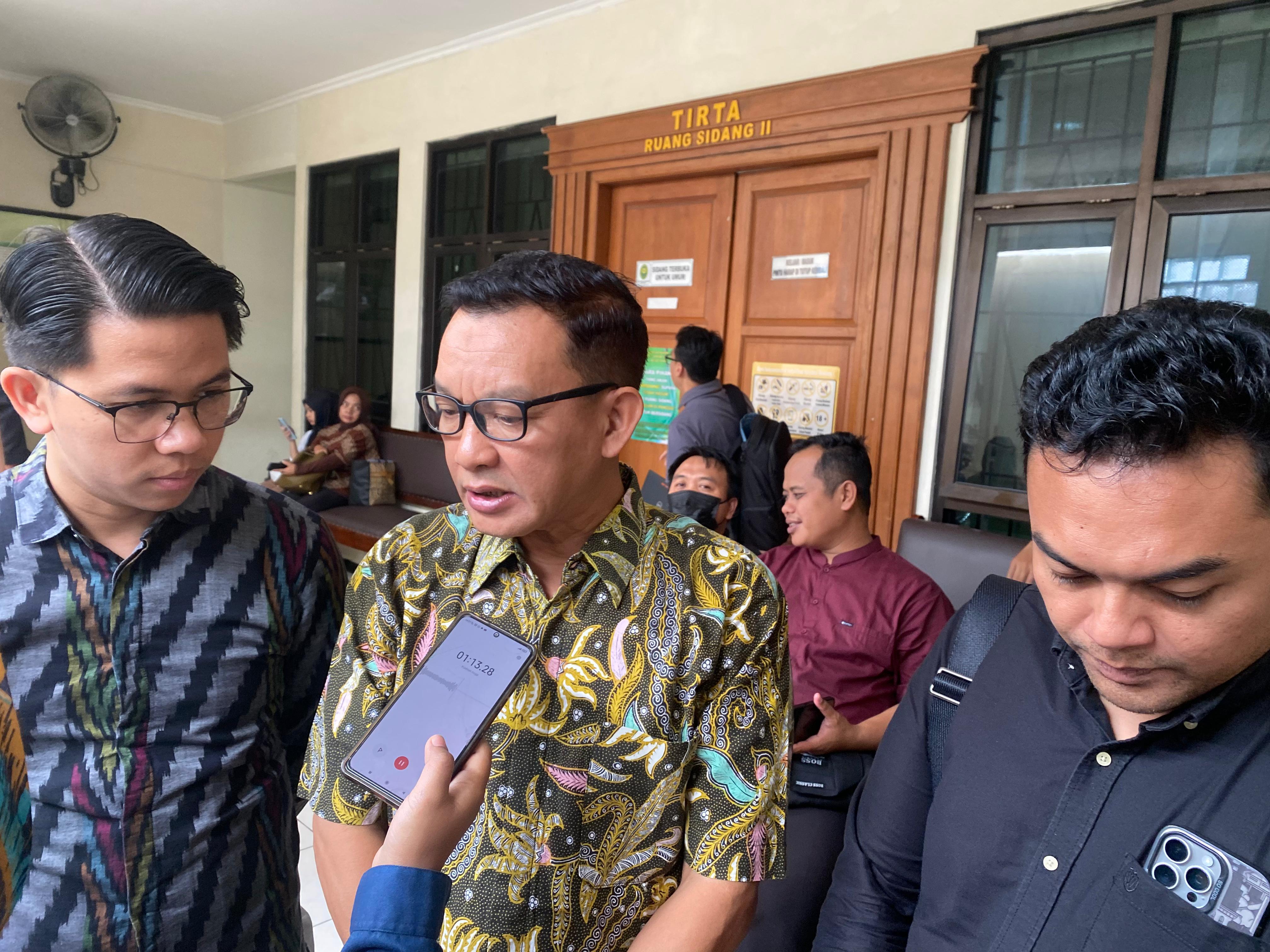 Terdakwa Henry Yuliando (tengah) didampingi Penasihat Hukumnya memberikan keterangan di Pengadilan Tipikor Semarang, Kamis (19/2/2026).