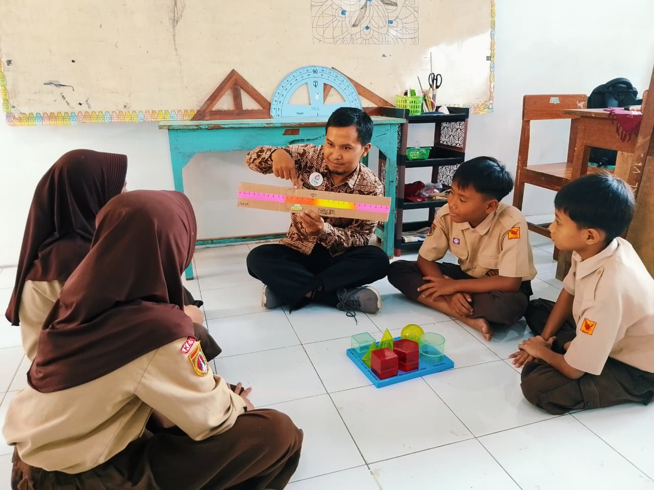 Guru SDN 1 Curugsewu Erwin Prastyo sedang memberikan pembelajaran pada peserta didik.