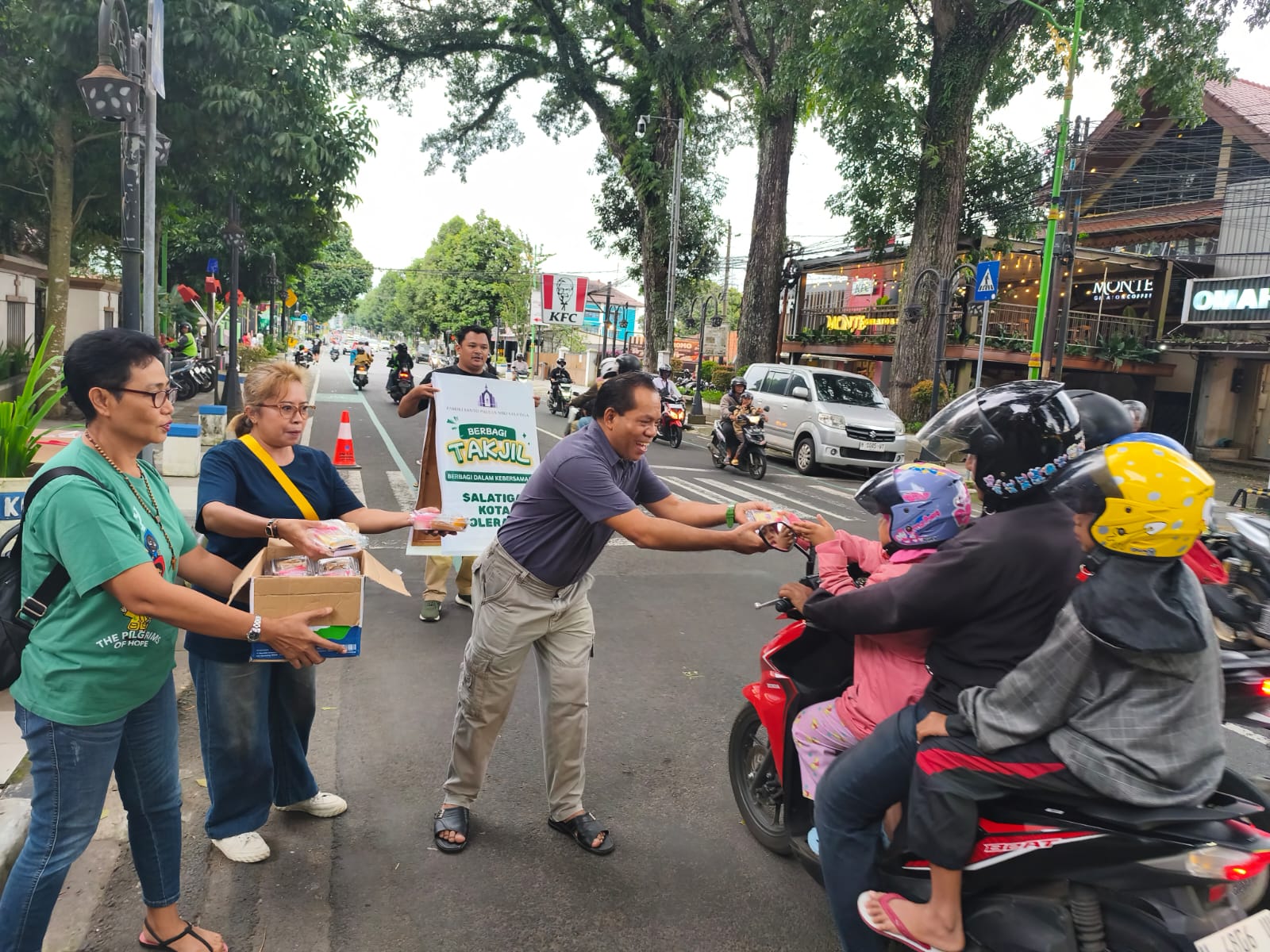 Saat Ramadan dan Pra Paskah Berjalan Bersama, Gereja Katolik di Salatiga Bagi Ratusan Takjil