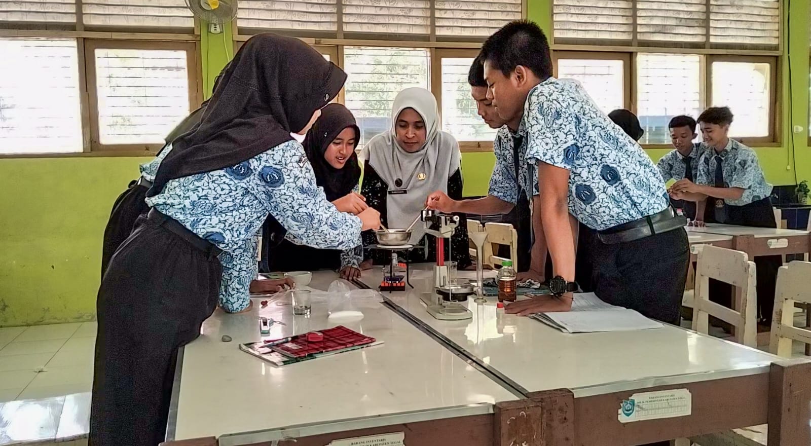 Fasilitator Program PINTAR Tanoto Foundation Sudiyanto yang sedang mengajarkan pembuatan lilin dengan minyak jelantah pada peserta didik SMPN 2 Pangkah.