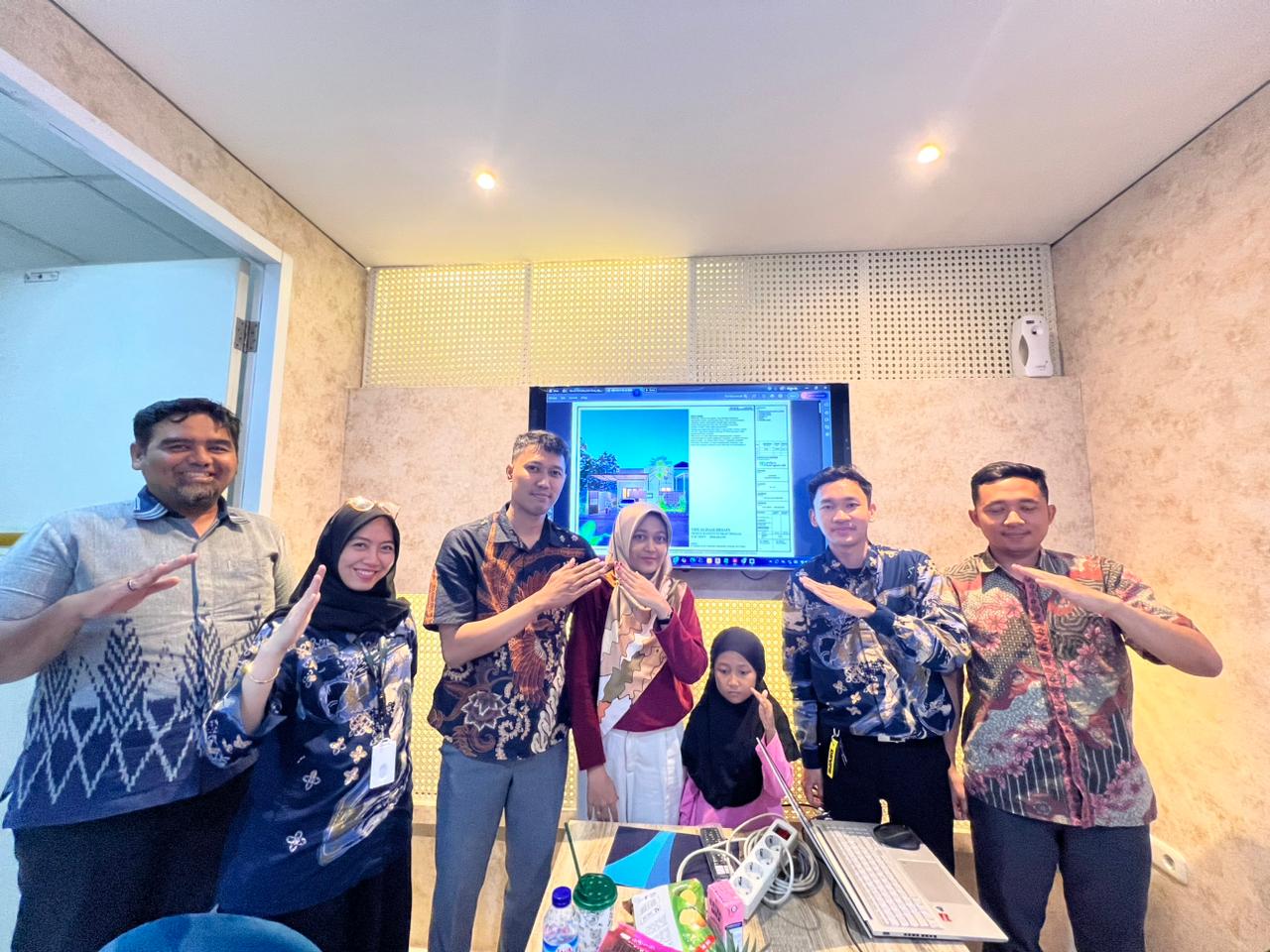 Foto Pemilik Rumah bersama Tim Mitrabangun.id di kantor Semarang.
