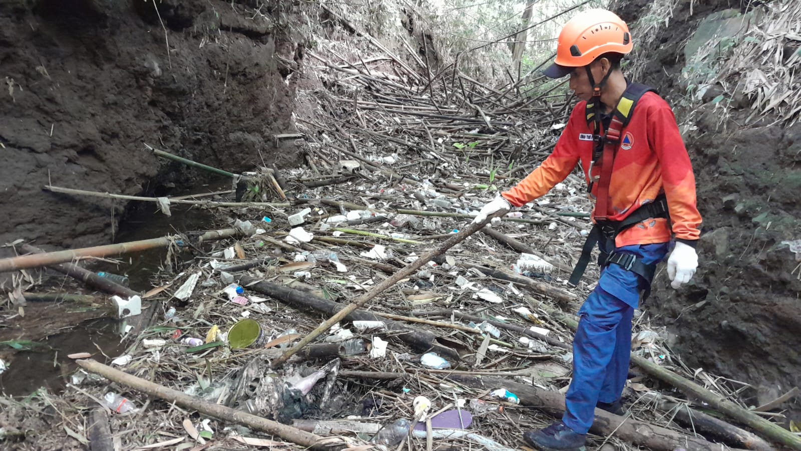 Bau Menyengat di Sungai Sumur Bandung, Damkar Turun Tangan - Pemadam Kebakaran Kota Salatiga melakukan penyisiran terkait laporan bau menyengat yang diduga berasal dari bangkai