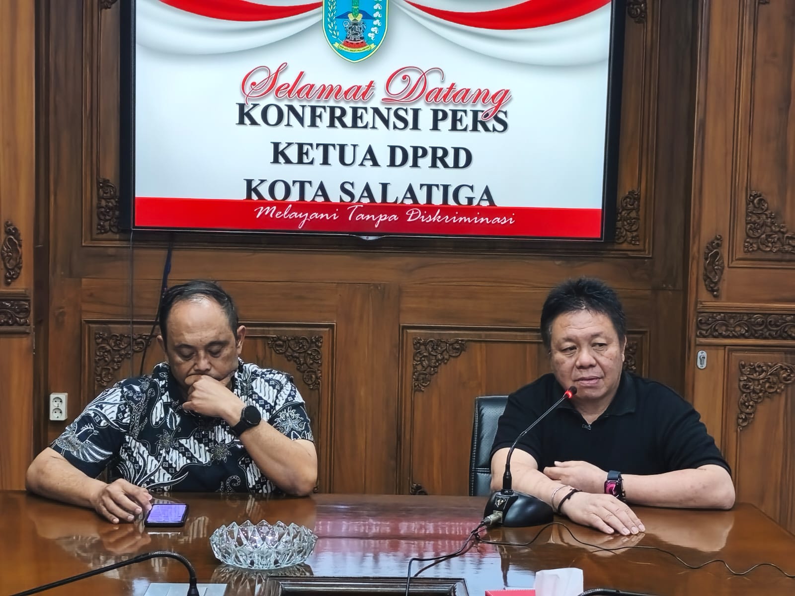 Ketua DPRD Kota Salatiga, Dance Ishak Palit, didampingi Ketua Komisi B DPRD Salatiga, Bagas Aryanto, angkat bicara terkait gejolak masyarakat atas kenaikan Pajak Kendaraan Bermotor (PKB).