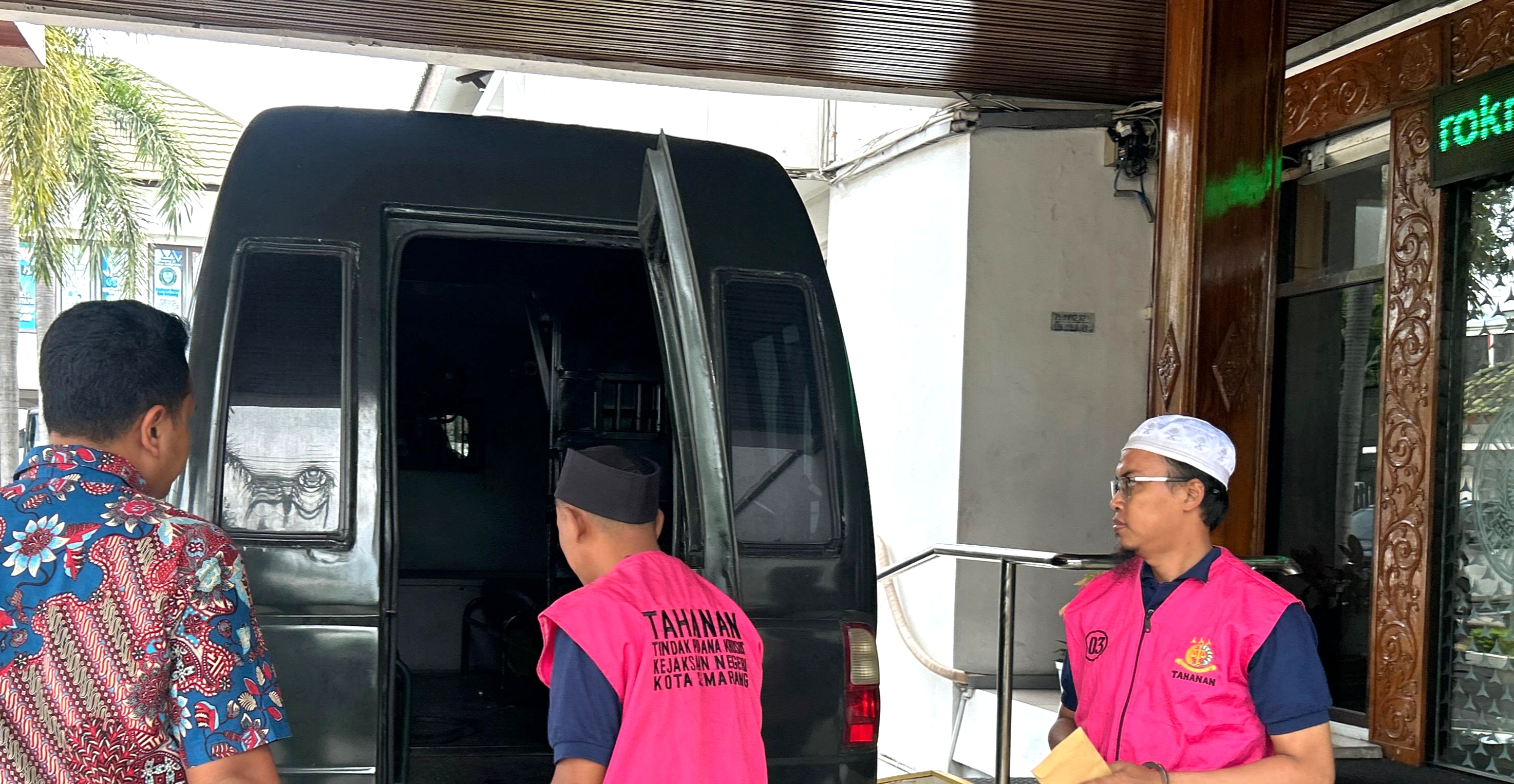 Dua tersangka dugaan tindak pidana kepabeanan ekspor ilegal kratom dilimpahkan ke Kejari Kota Semarang, Jumat (20/2/2026).