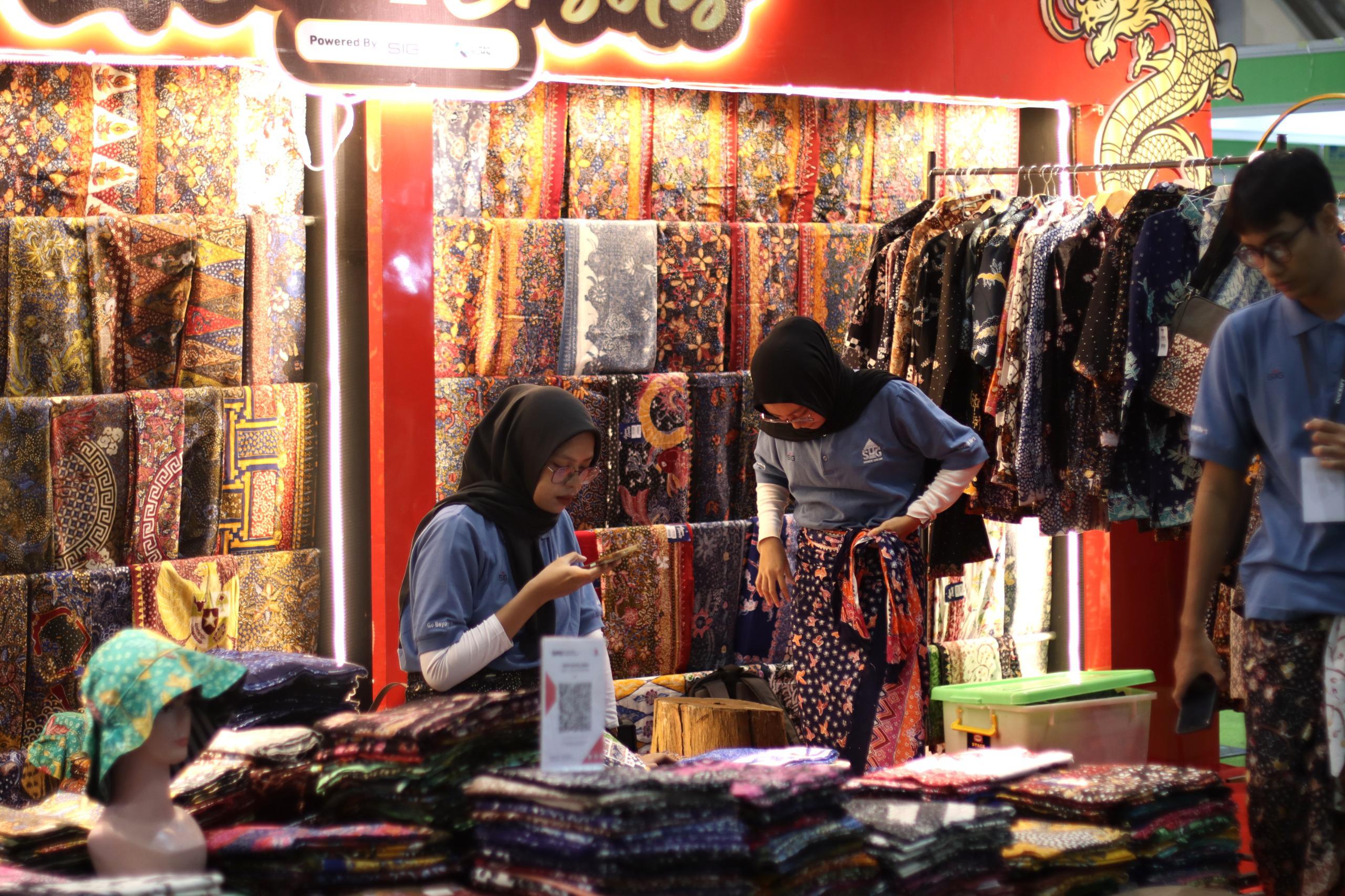 Pengunjung di stand Rumah BUMN (RB) Rembang Semen Gresik ikut serta dalam ajang pameran kerajinan terbesar di Asia Tenggara, Inacraft 2026, yg digelar di Jakarta International Convention Center (JICC)