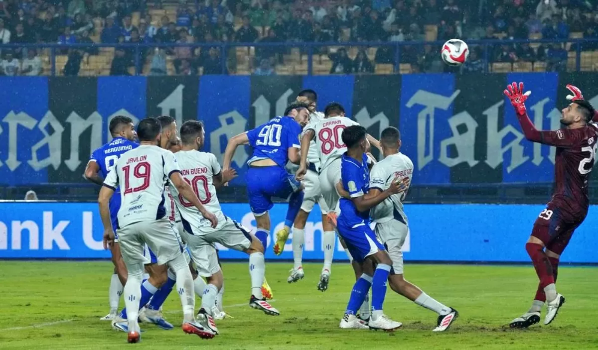 Tandukan kepala striker Persib Bandung, Andrew Jung  berhasil mengoyak gawang Persita dan mengantarkan timnya merebut 3 poin. (dok.Persib Bandung)