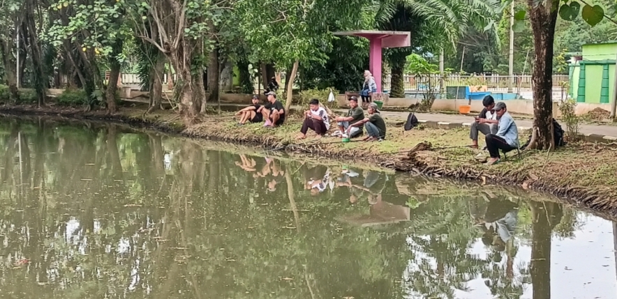 TUNGGU WAKTU BUKA : Puluhan pemancing beradu nasib mendapatkan ikan besar sambil menunggu waktu berbuka puasa di danau Semarang Zoo. 