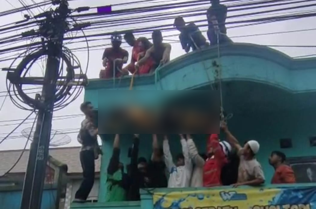 Proses evakuasi korban tersengat listrik saat Perbaiki Atap Bocor.