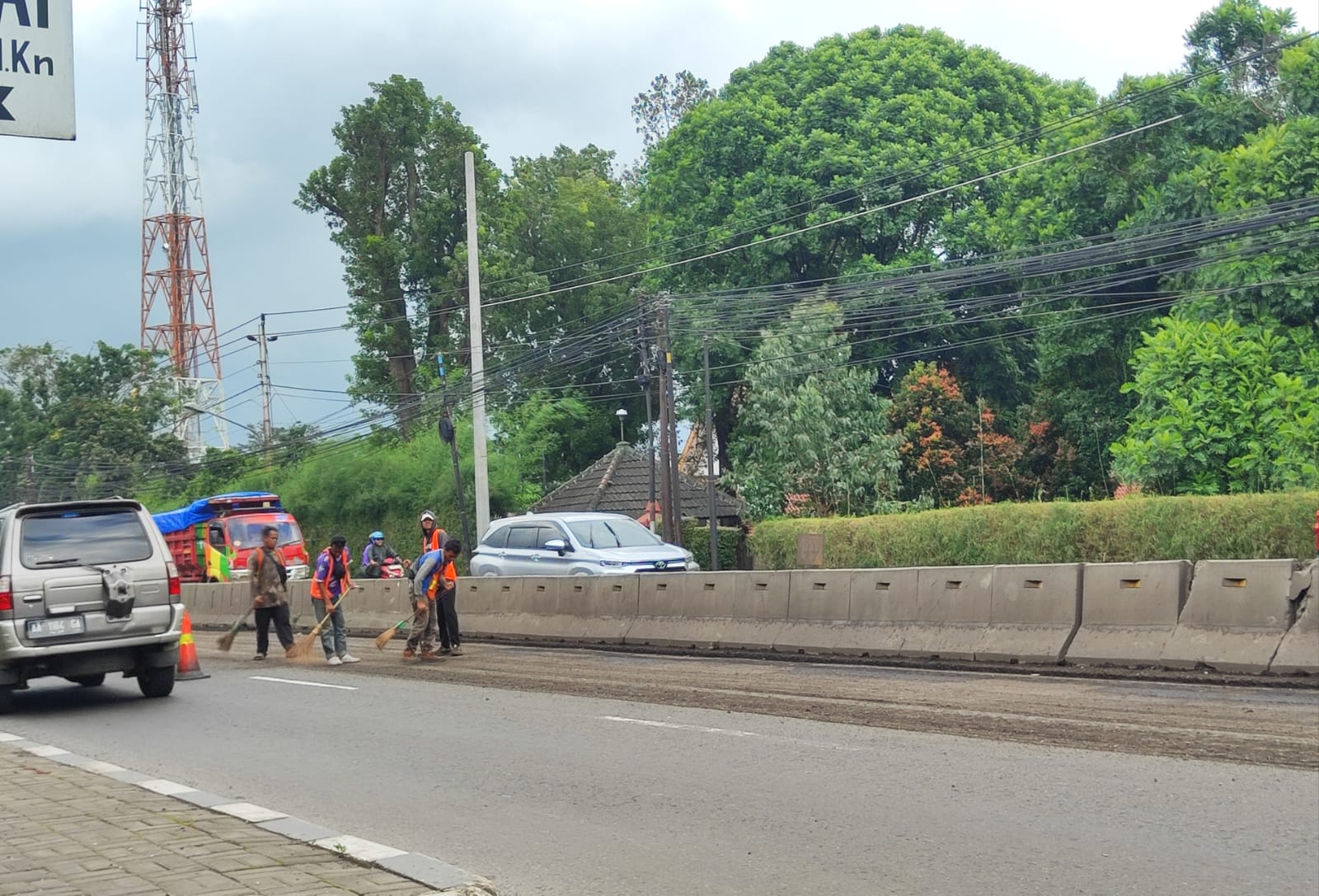 Petugas sedang melaksanakan pembersihan untuk perbaikan jalan di Jalan Seokarno-Hatta, Kabupaten Semarang, Rabu (18/2) lalu.