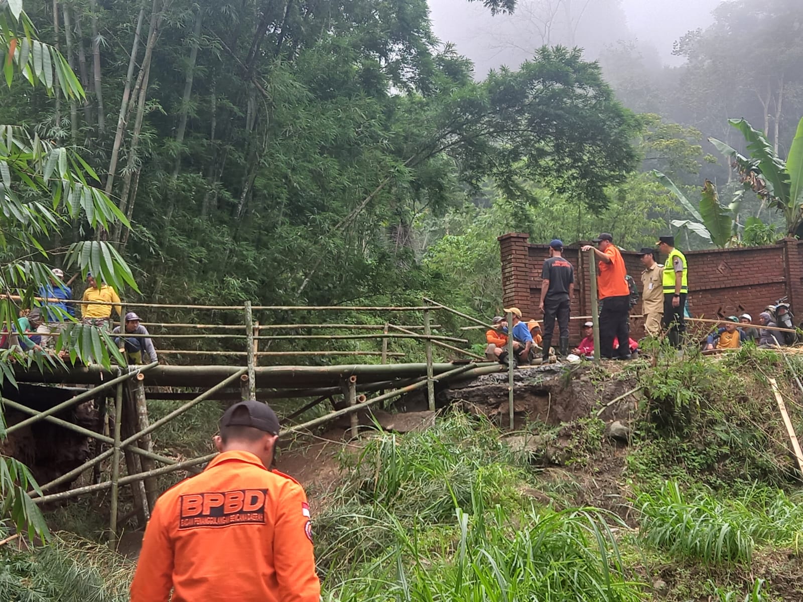 Kondisi jembatan darurat penghubung Desa Pledoan dengan Desa Duren Kecamatan Sumowono yang ambles. Senin (23/2). Maria Novena/Jawa Pos Radar Semarang