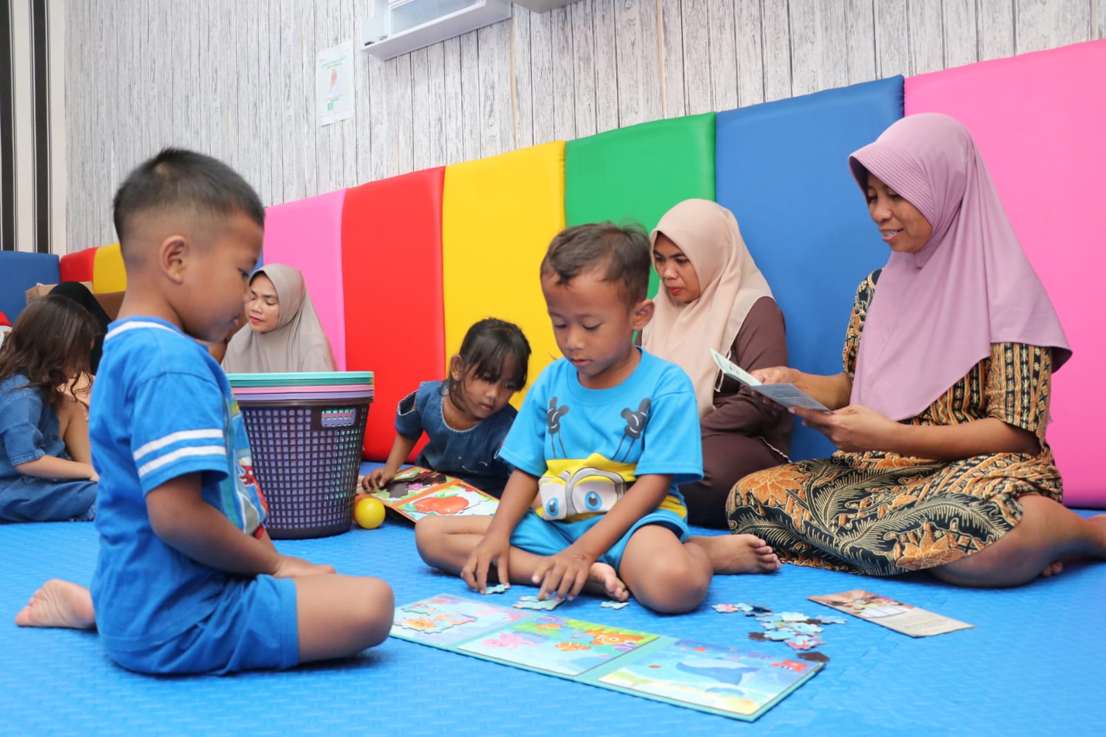 Anak-anak bersama para orang tua sedang belajar terkait stimulasi melalui Program Stimulasi Dini di PKD Sumingkir, Kabupaten Tegal.