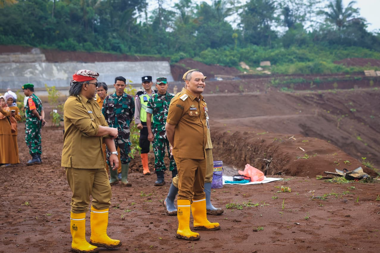 Gubernur Jawa Tengah Ahmad Luthfi meresmikan Embung Geblog Temanggung