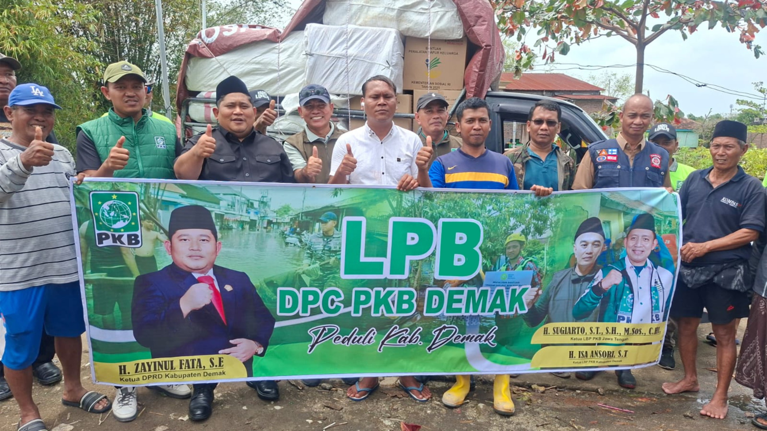 Ketua DPC PKB Demak H Zayinul Fata dan LPB PKB Jateng salurkan bntuan sosial di Dukuh Lengkong Desa Sayung Kecamatan Sayung Demak.(Wahibpribadi)