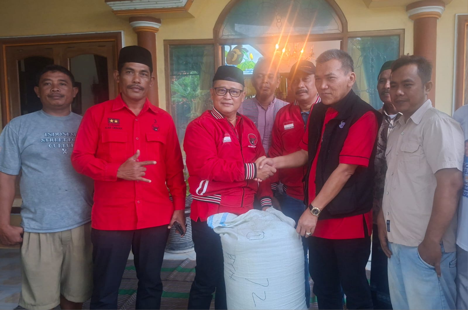 Ketua DPC PDIP Demak Fahrudin Bisri Slamet bersama anggota DPR RI Fraksi PDIP Mustofa menyalurkan bantuan sembako korban banjir di Kebonagung (wahibpribadi)