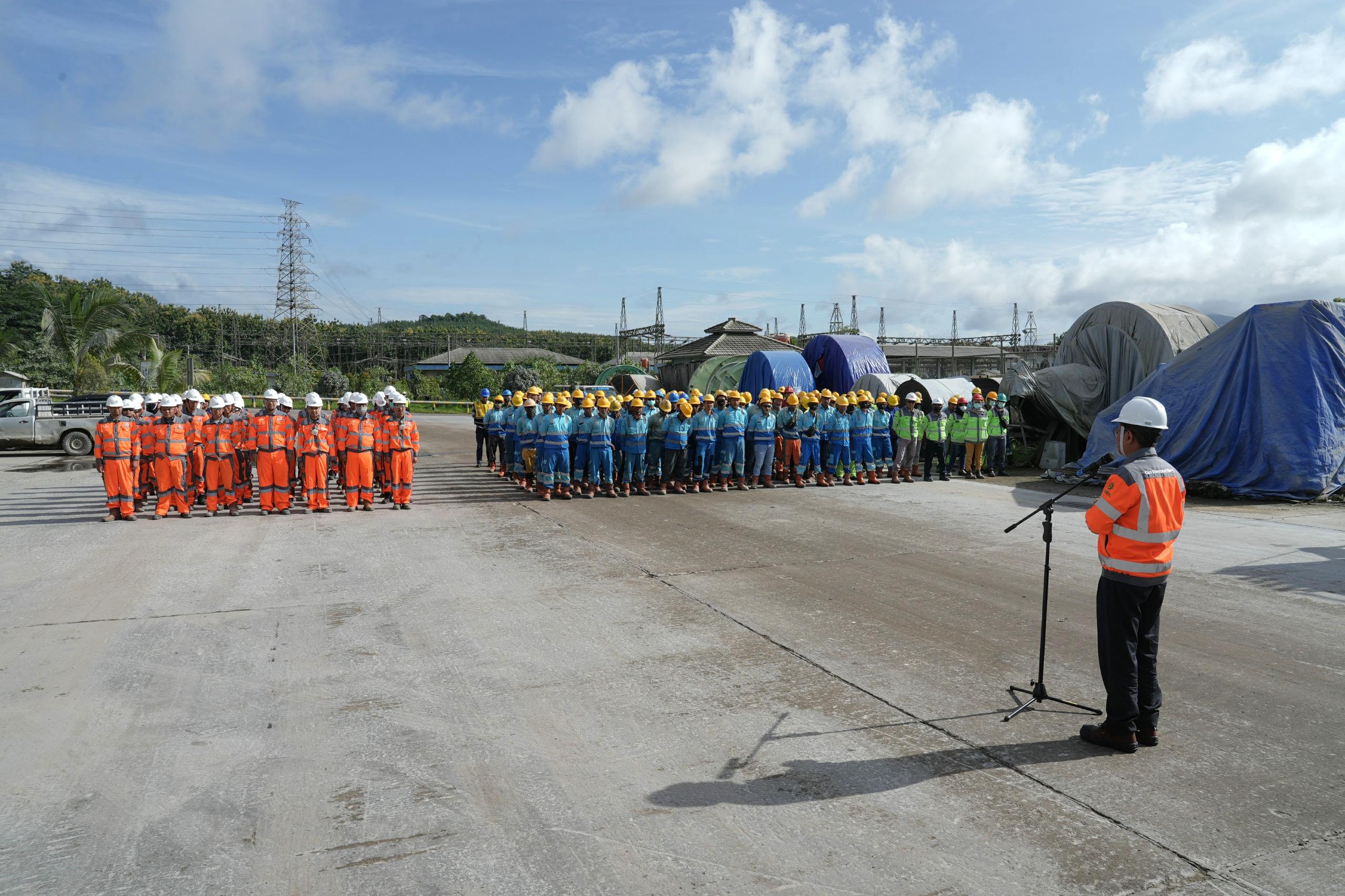 Direktur Operasi PT Semen Gresik, Benny Ismanto hadir secara langsung sekaligus memberikan plakat penghargaan TPM Awards 2025 kepada para pemenang di unit operasional Pabrik Rembang (20/2).
