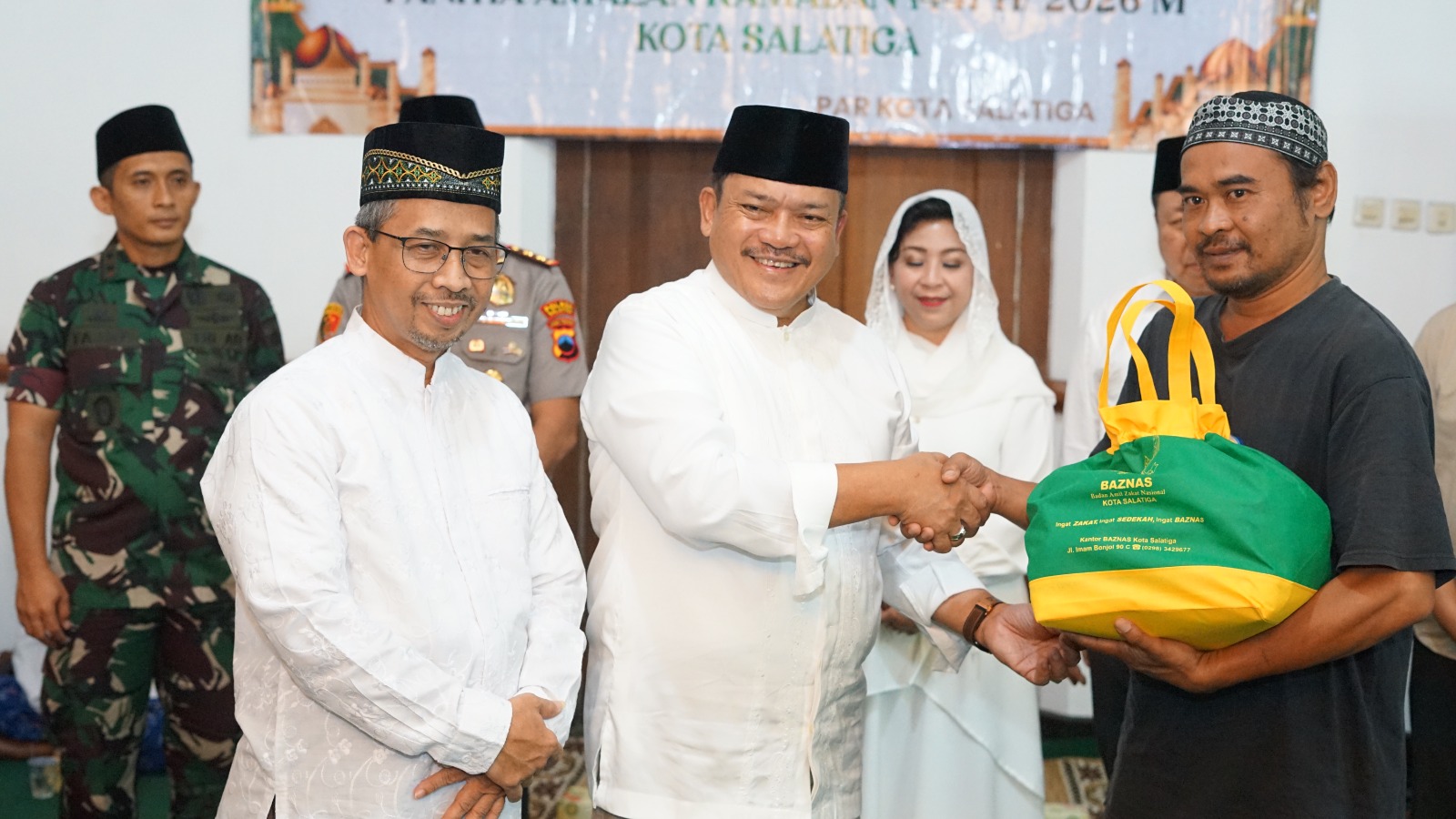 Wali kota menyerahkan bantuan Baznas kepada perwakilan penerima.