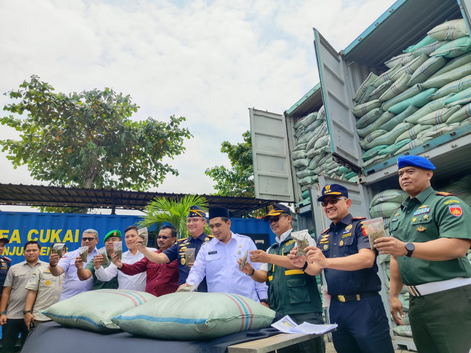 Kepala Kanwil DJBC Jateng-DIY, Agus Yulianto, Wagub Jateng Taj Yasin, beserta jajaran pimpinan lain memperlihatkan kratom yang gagal di ekspor ke India.