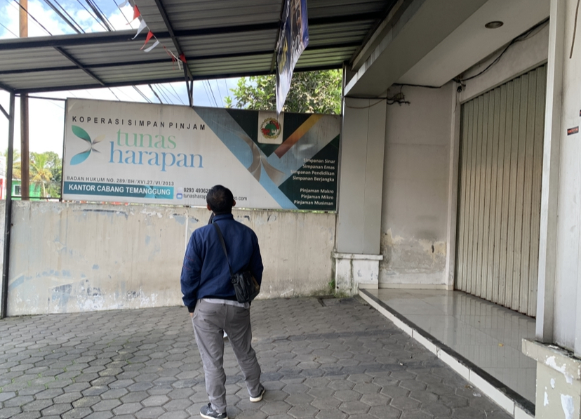 Kantor KSP Tunas Harapan di Temanggung tampak sepi dan digembok.
