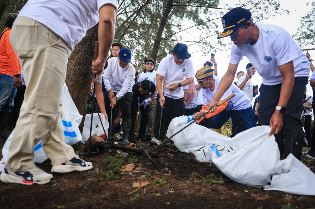 kegiatan Gerakan Jawa Tengah ASRI yang melibatkan lebih dari 1.000 orang ini bertepatan dengan peringatan Hari Peduli Sampah Nasional. 