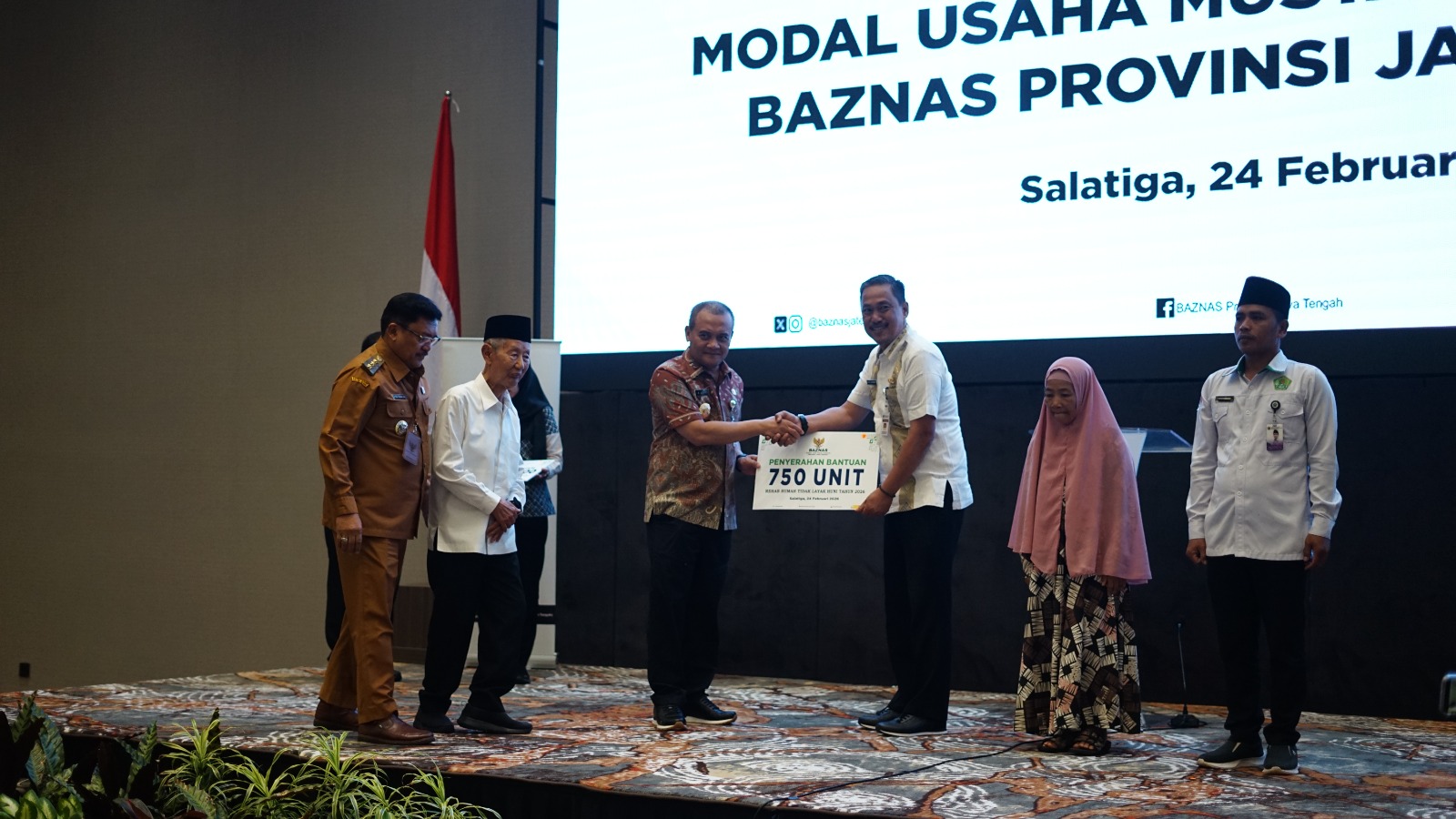 Penyerahan bantuan produktif dari Badan Amil Zakat Nasional (Baznas) Provinsi Jawa Tengah kepada&nbsp;Gubernur Jawa Tengah, Komjen Pol (Purn) Drs. Ahmad Luthfi, S.H., S.St.M.K., di Grand Ballroom Hotel.