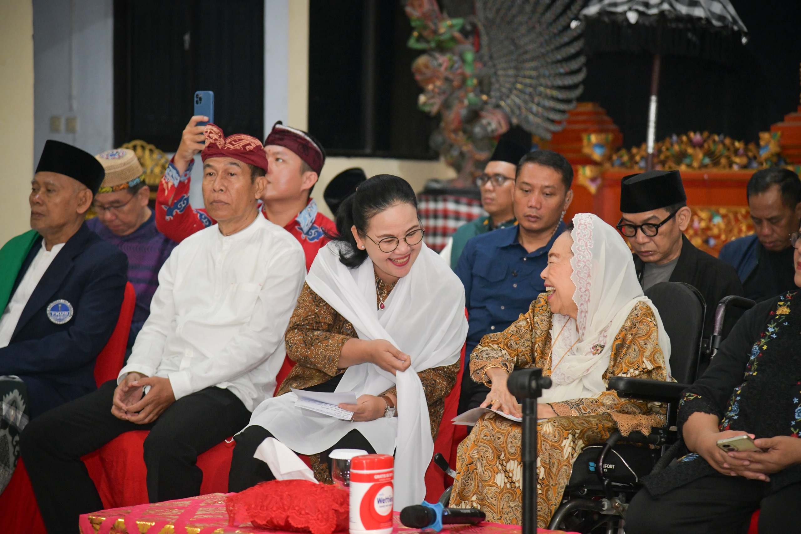 Kegiatan sahur bersama tokoh nasional Sinta Nuriyah Abdurrahman Wahid yang digelar di Pura Agung Girinatha, Selasa (24/2).