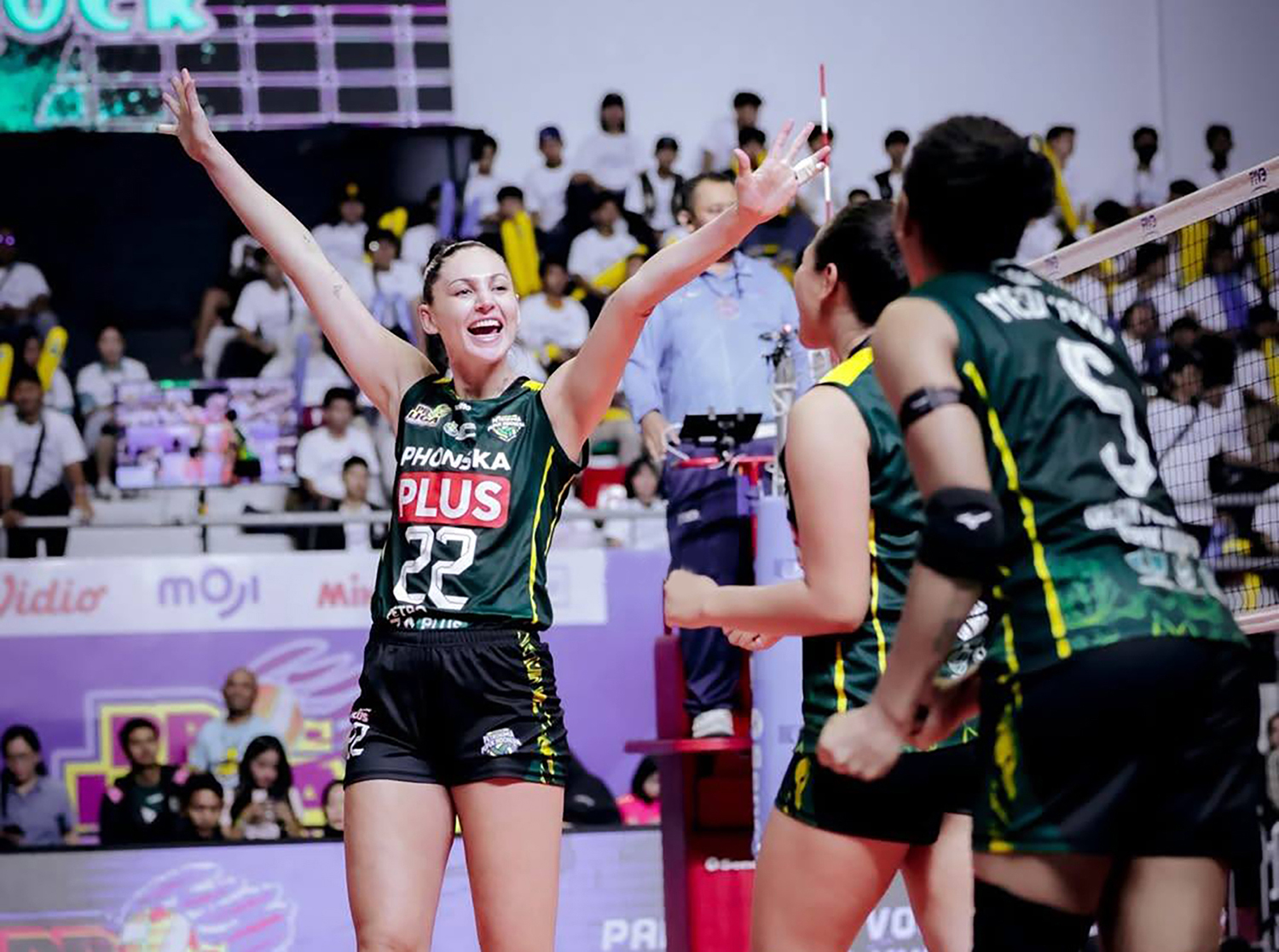 Annie Mitchem cs membawa Gresik Petrokimia Pupuk Indonesia mengandaskan Jakarta Pertamina Enduro dengan skor 3-0 (25-20, 25-20, 25-17)