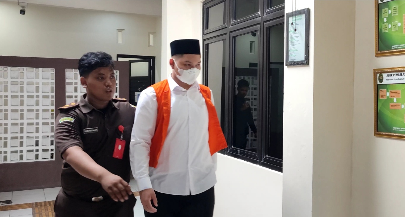 Terdakwa Chiko Raditya Agung Putra si pembuat konten pornografi berbasis AI saat sidang di Pengadilan Negeri Semarang, Kamis (26/2/2026).  