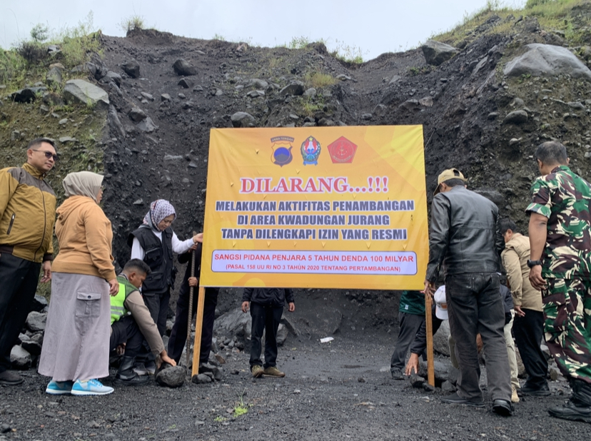 Penutupan lokasi tambang galian C ilegal yang merusak lingkungan di wilayah Kwadungan Jurang, Kecamatan Kledung, Temanggung, Kamis (26/2).