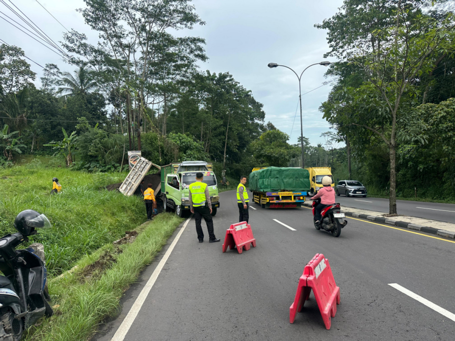 Kecelakaan lalu lintas tunggal terjadi di Jalan Lingkar Selatan (JLS), tepatnya di dekat Pabrik CV Makmur Abadi, wilayah Dukuh, Sidomukti, Kota Salatiga, Jumat (27/02/2026).